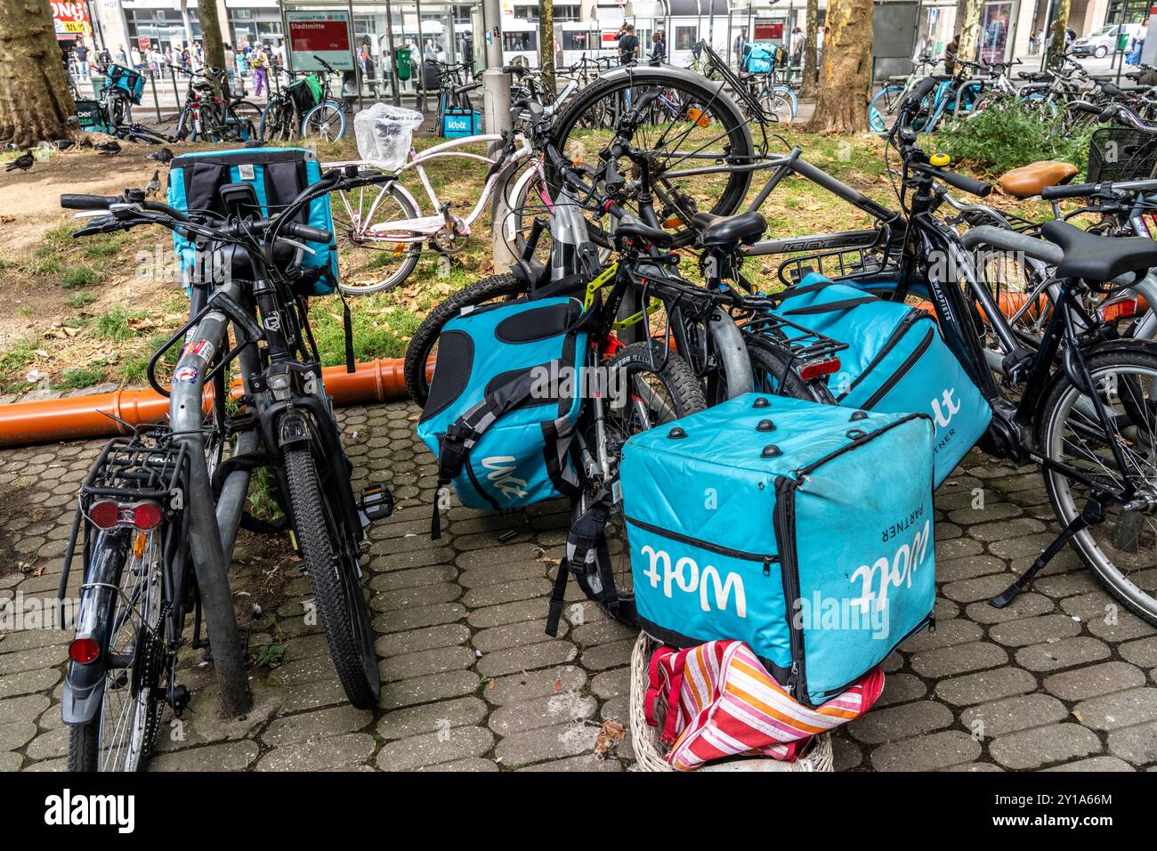 Wolt-Lieferservice, geparkte Fahrräder von Fahrradkurieren mit Thermalrucksack, vor dem Hauptbahnhof in Düsseldorf, NRW Stockfoto