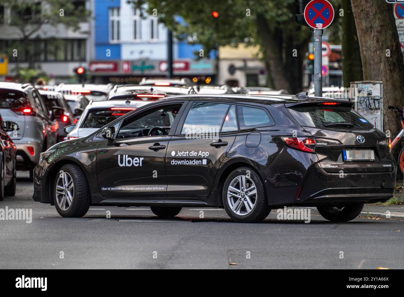 Mietwagen, Fahrerhaus, das den Passagieren über den Online-Dienst Uber über eine App in Düsseldorf, NRW, Deutschland zur Verfügung gestellt wird Stockfoto