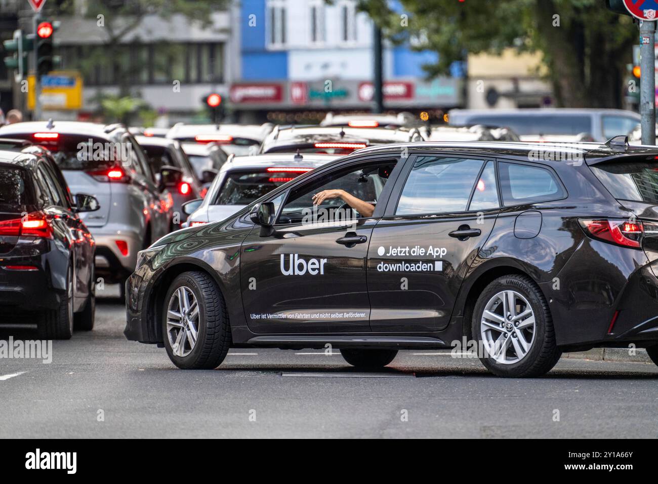 Mietwagen, Fahrerhaus, das den Passagieren über den Online-Dienst Uber über eine App in Düsseldorf, NRW, Deutschland zur Verfügung gestellt wird Stockfoto