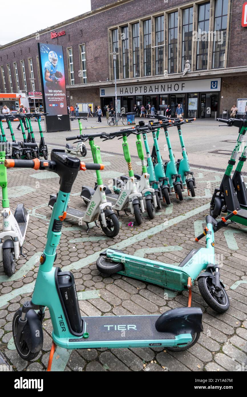 Ausgewiesene Gemeinschaftsstationen, Parkplatz für E-Scooter, Leihfahrräder, E-Scooter, vor dem Hauptbahnhof in Düsseldorf, NRW, Deutschland, Stockfoto