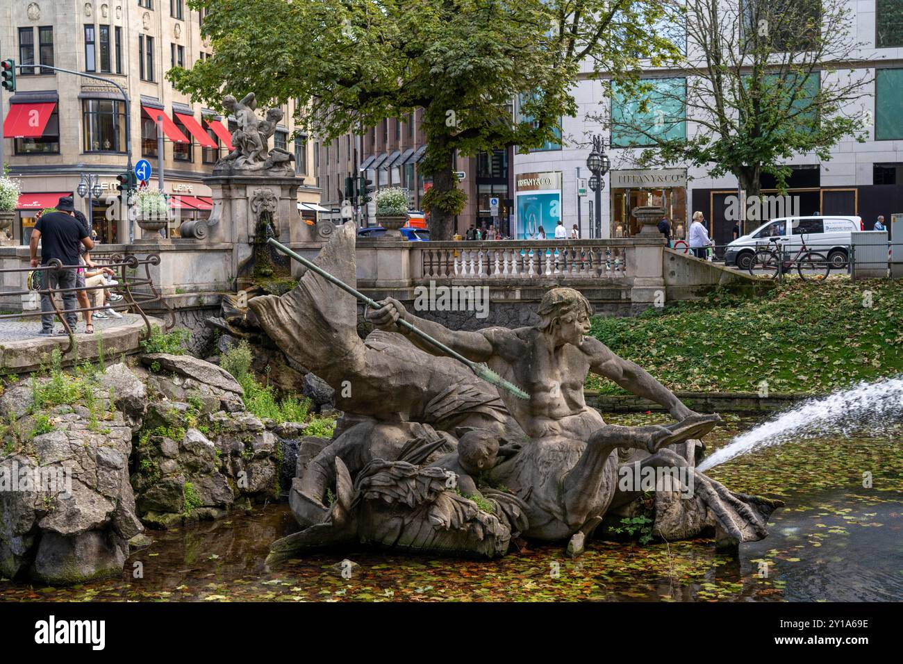 Königsallee, Kö, Tritonenbrunnen am Stadtgraben, Luxusgeschäfte, Juweliere, Tiffany & Co., Wempe, im Stadtzentrum von Düsseldorf, NRW, Deutschland, Stockfoto