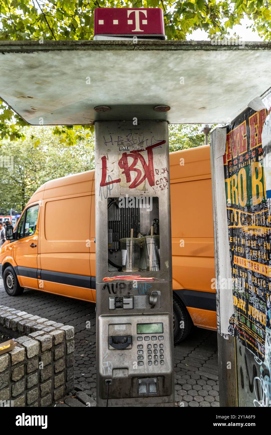 Alte, nicht mehr funktionierende öffentliche Telefone, Telekom, zerstört, schmutzig, am Hauptbahnhof Düsseldorf, NRW, Deutschland, Stockfoto