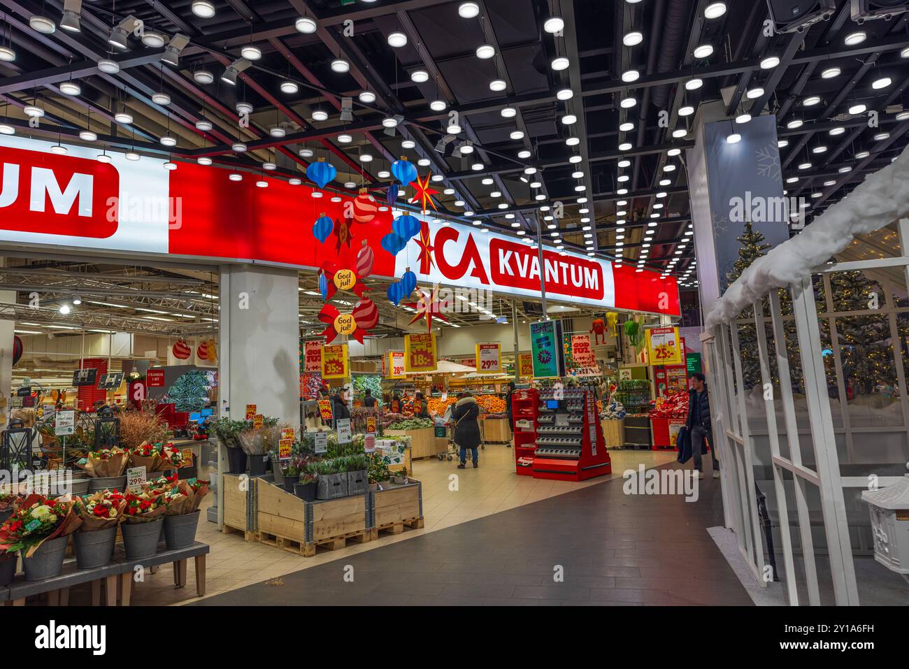 Blick auf das Innere des ICA Kvantum Supermarktes mit Produkten, Dekorationen und Käufern in einem modernen Geschäft in Schweden. Schweden. Uppsala. Stockfoto