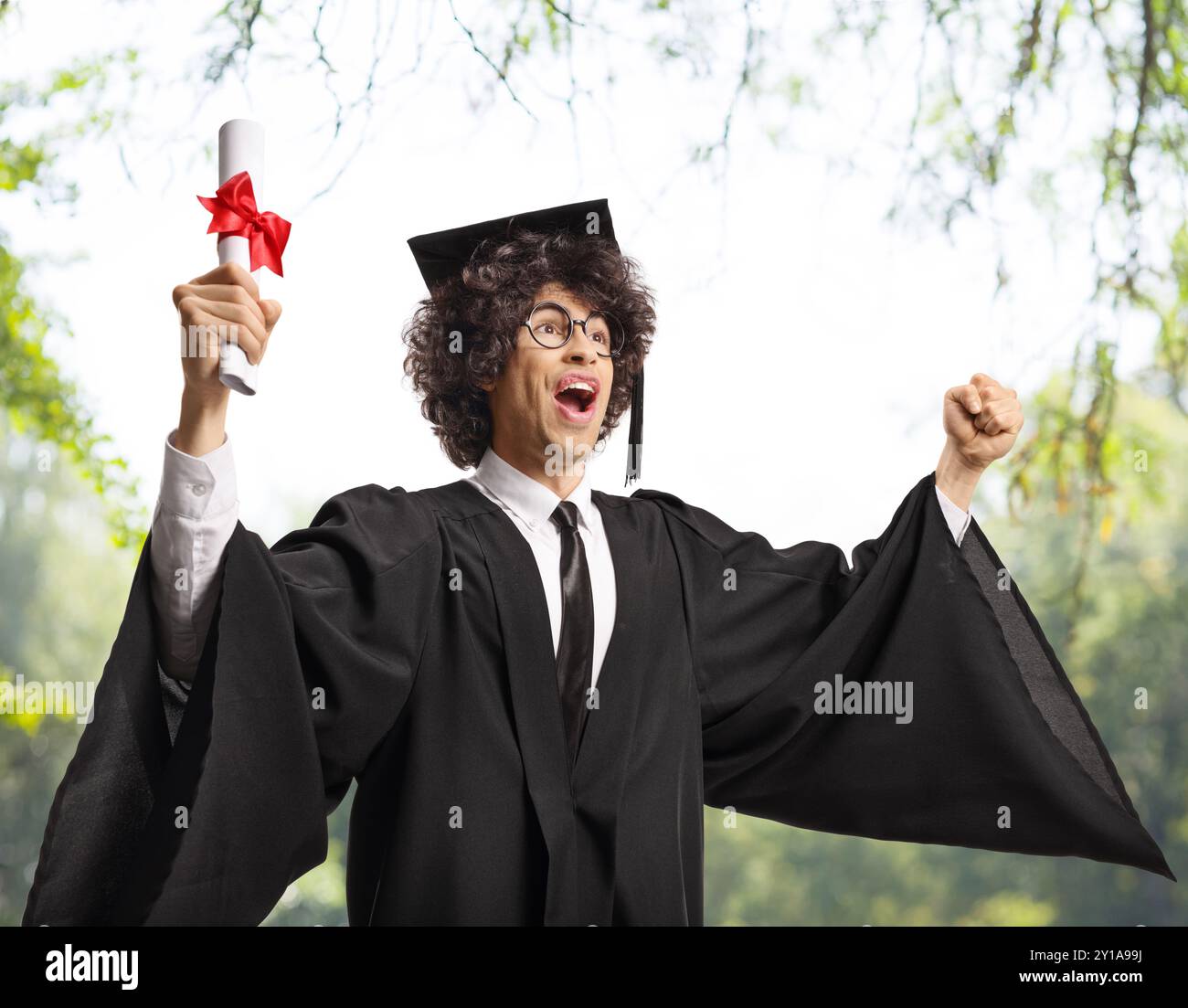 Glücklicher Student mit Diplom im Freien Stockfoto