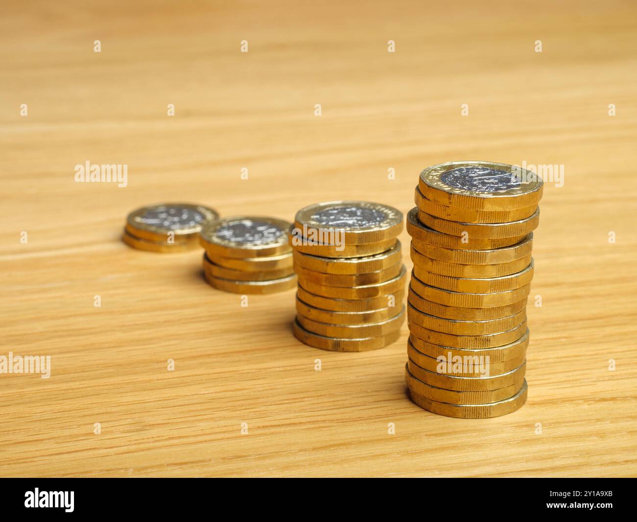 Nahaufnahme von Stapeln von zunehmenden britischen Pfund Münzen Geld Bargeld in Stapeln, Großbritannien Stockfoto