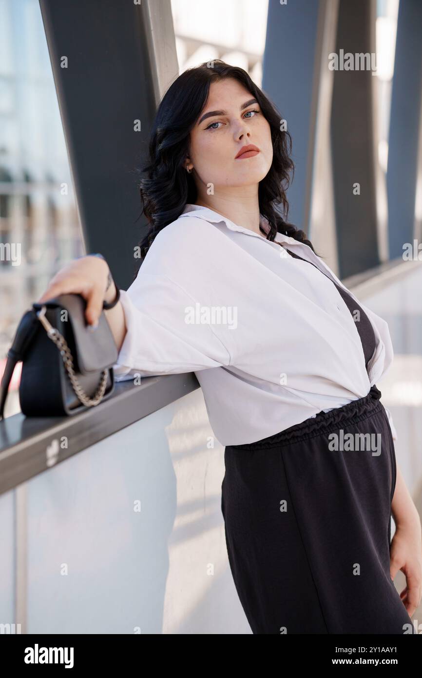 Selbstbewusste Geschäftsfrau in modernem urbanem Ambiente. Stockfoto