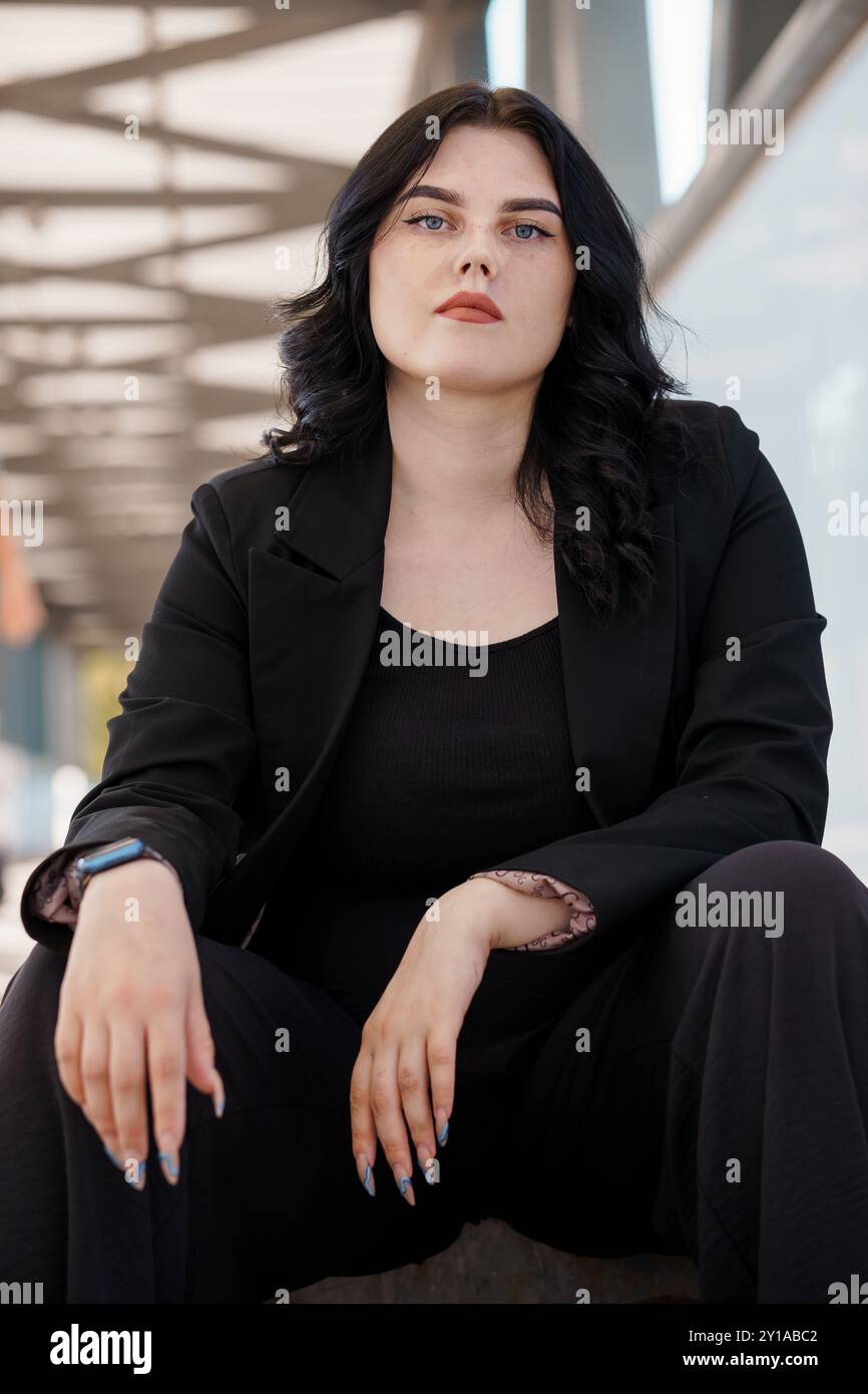 Selbstbewusste Geschäftsfrau in modernem urbanem Ambiente. Stockfoto