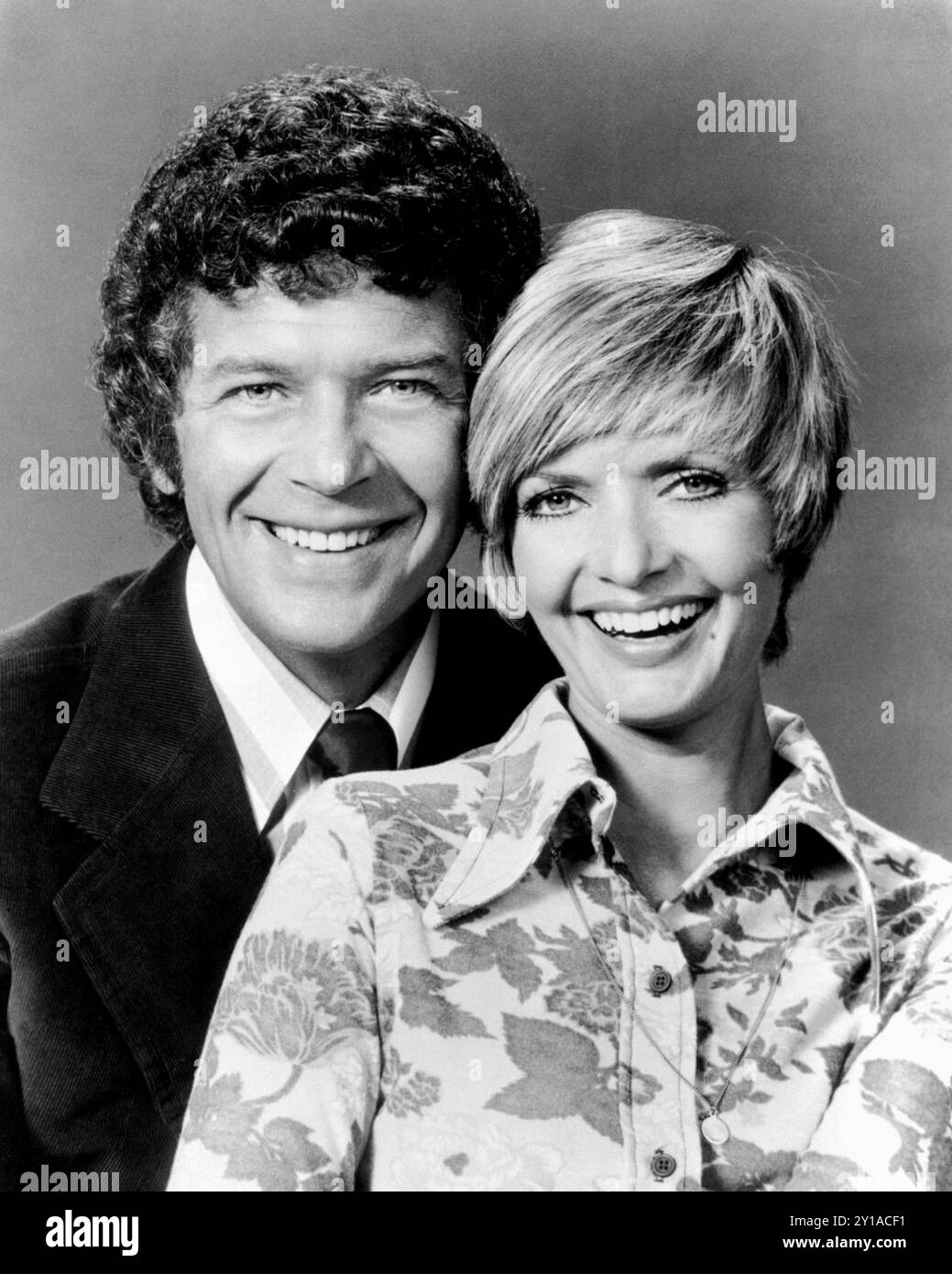 1969–1974 , USA : Pubblicity noch mit der Besetzung der Paramount-Fernsehserie THE BRADY BUNCH ( La famiglia Brady , 1969–1974 ) mit der Mutter Florence Henderson und dem Vater Robert Reed ( 1932–1992 ). Robert Reed wegen AIDS-Komplikationen tot. - FERNSEHFILM - FERNSEHEN - SERIENKOMÖDIE - SIT-COM - TELEVISIONE - SERIE TELEVISIVA - COMMEDIA FAMIGLIARE - FAMIGLIA - FAMILIE - Lächeln - sorriso - FILM - NICHT FÜR WERBEZWECKE --- NICHT PER USO PUBBLICITARIO ---- WARNUNG: Dieses Foto kann nur von Publikationen in Verbindung mit der WERBUNG des obigen Films reproduziert werden. Stockfoto