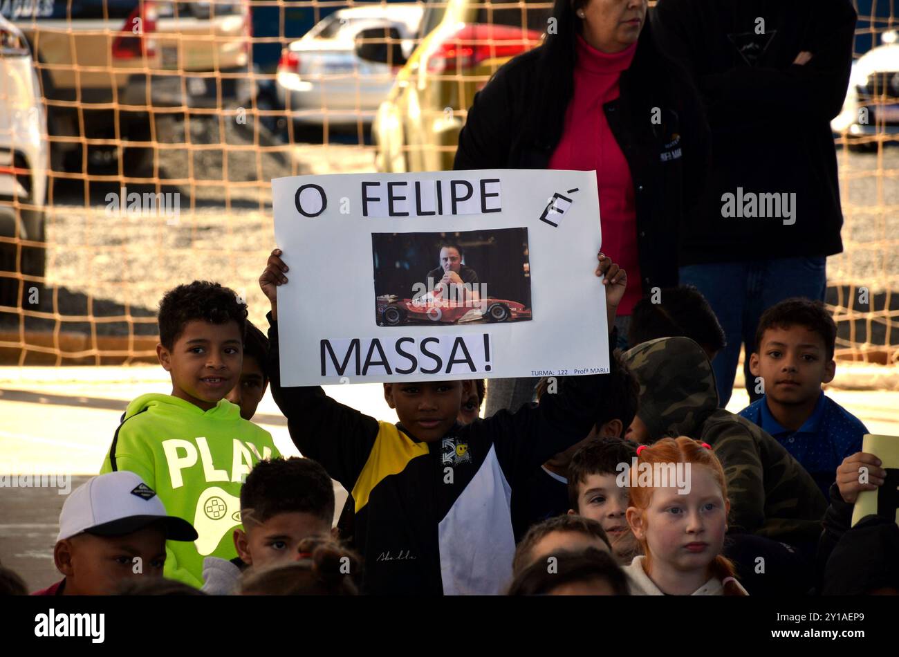 5. September 2024, Porto Alegre, Rio Grande do Sul, Brasilien: Canoas (RS), 05/2024 Ã¢â‚¬' ÜBERSCHWEMMUNG/WIEDERAUFBAU/FELIPE MASSA Ã¢â‚¬' Felipe MASSA war an diesem Donnerstag in der Sao Mateus Gemeindeschule (5). Der Fahrer des Teams Lubrax, gesponsert von Vibra und Leiter der Saison 2024 Stock Car, besuchte die Institution im Stadtviertel Mathias Velho, der während der Überschwemmungen am stärksten betroffenen Region der Stadt, und ist Teil des Projekts Ã¢â‚¬ËœBack to SchoolÃ¢â‚¬â„¢, das vom Floresta Cultural Institute geleitet wird, das Schulen in der Metropolregion Porto Alegre wiederaufgebaut hat Stockfoto