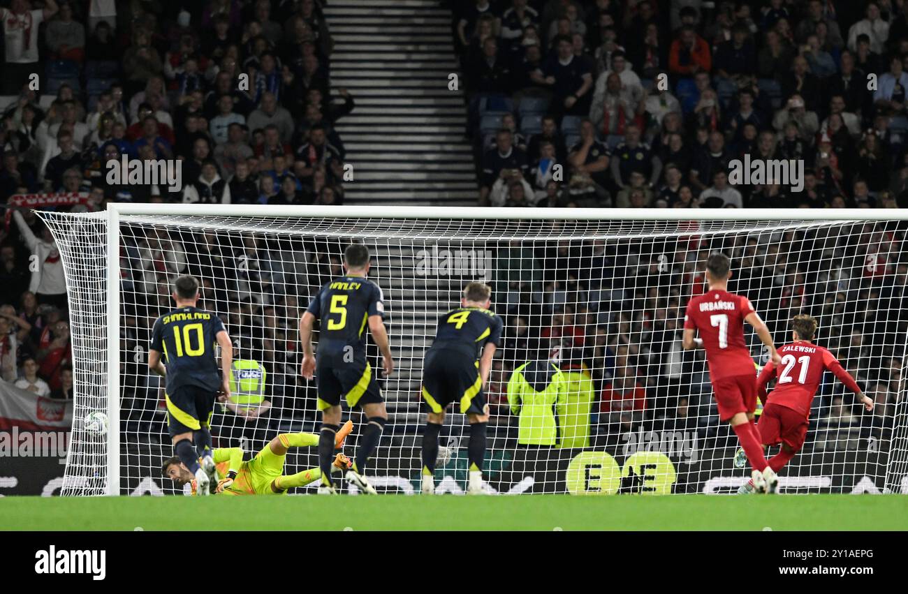 Glasgow, Großbritannien. September 2024. Nicola Zalewski aus Polandland erzielt beim Spiel der UEFA Nations League im Hampden Park, Glasgow, den Sieger aus dem Elfmeterschießen. Der Bildnachweis sollte lauten: Neil Hanna/Sportimage Credit: Sportimage Ltd/Alamy Live News Stockfoto