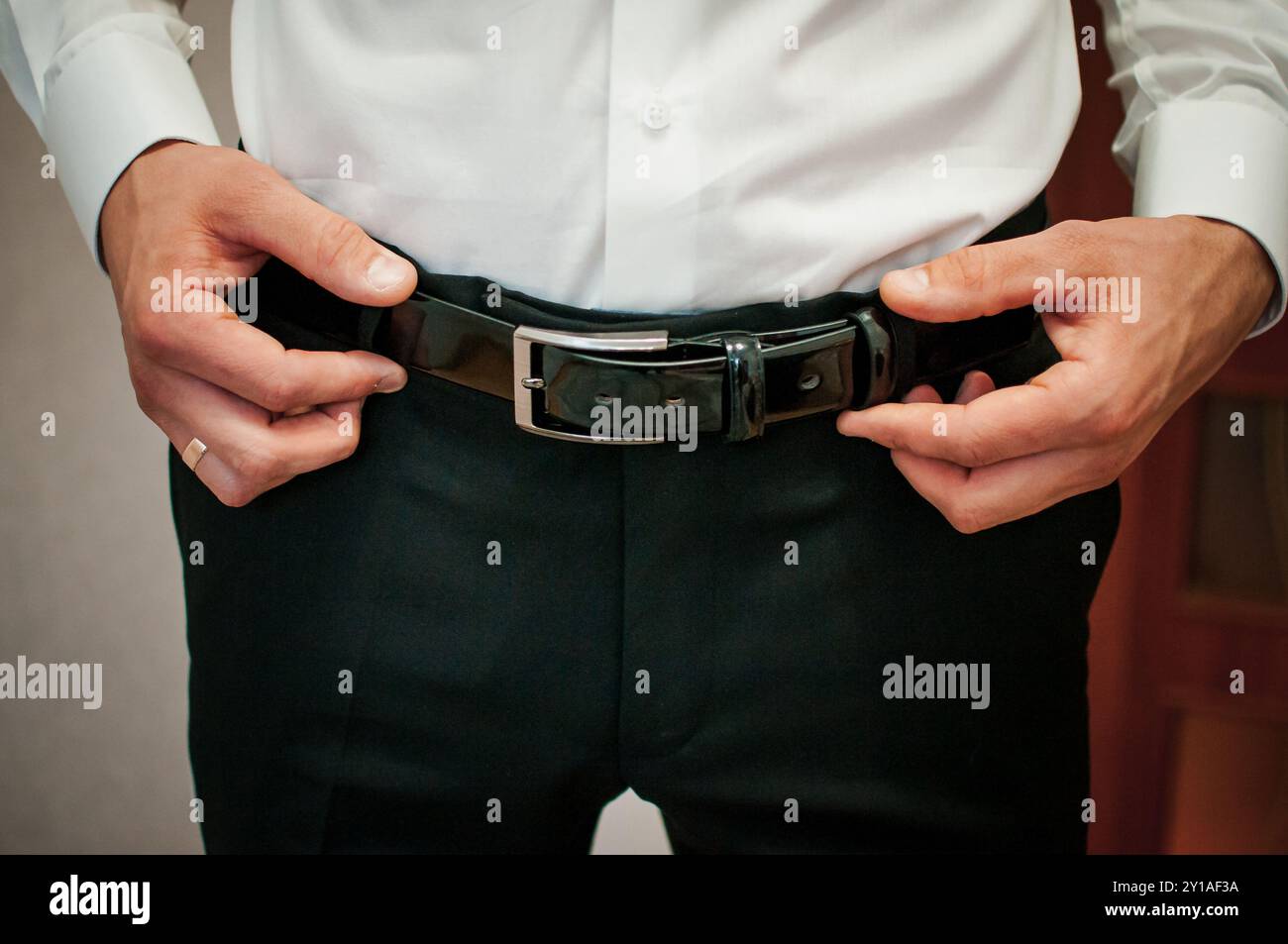 Elegante formelle Kleidung mit stilvollem Ledergürtel. Stockfoto