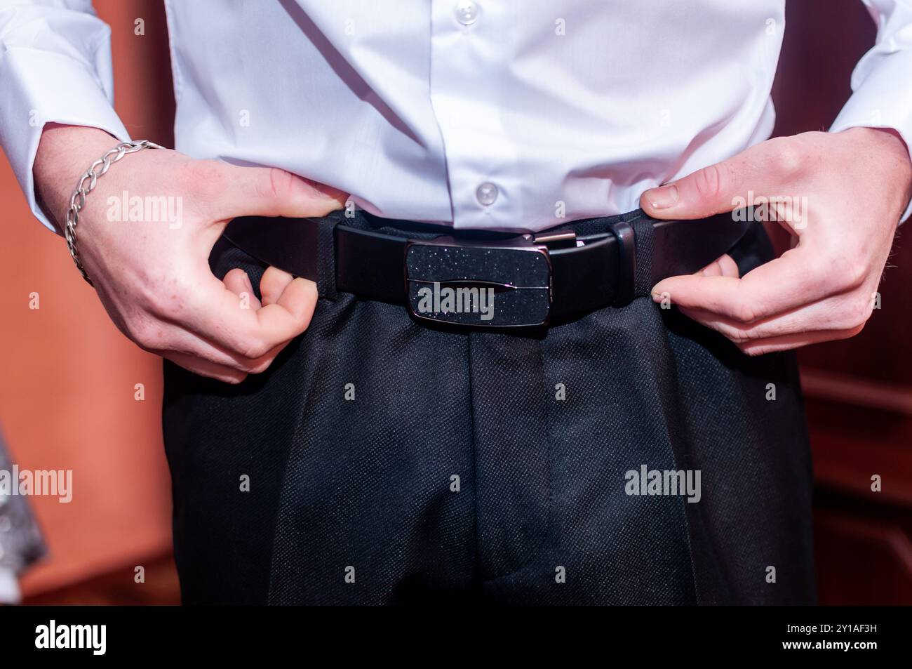 Elegante Business-Kleidung: Passt einen klassischen schwarzen Gürtel für einen professionellen Look an. Stockfoto