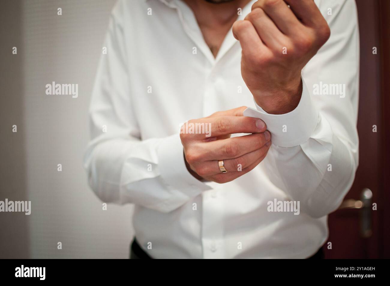 Elegante Vorbereitung: Verstellbare Manschette aus weißem Hemd für formelle Anlässe. Stockfoto