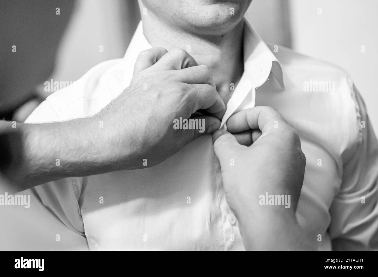 Vorbereitung auf den Tag: Ein knuspriges weißes Hemd mit Knöpfen. Stockfoto