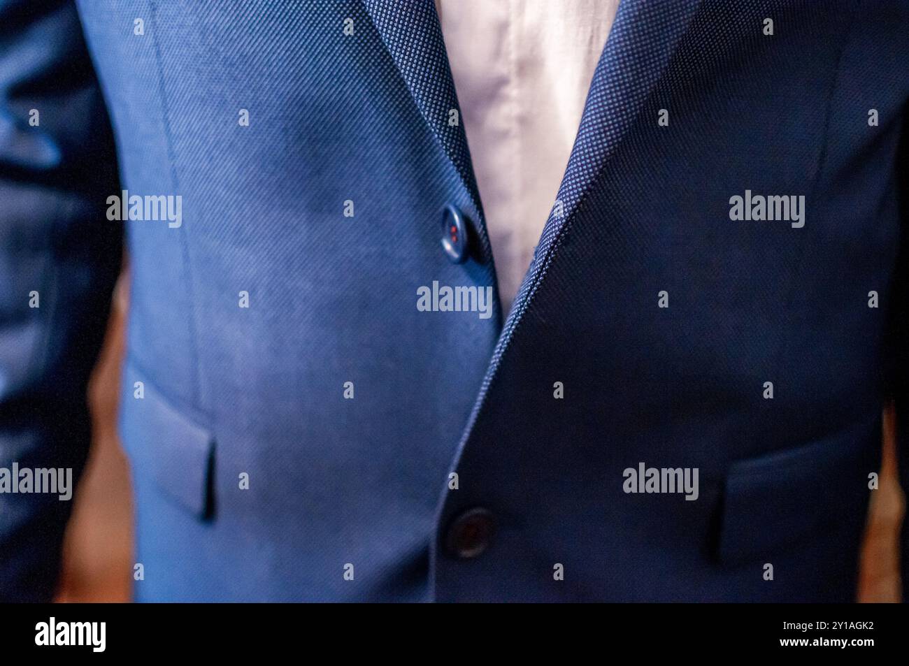 Elegante Nahaufnahme einer stilvollen blauen Anzugsjacke und eines knusprigen weißen Hemds. Stockfoto