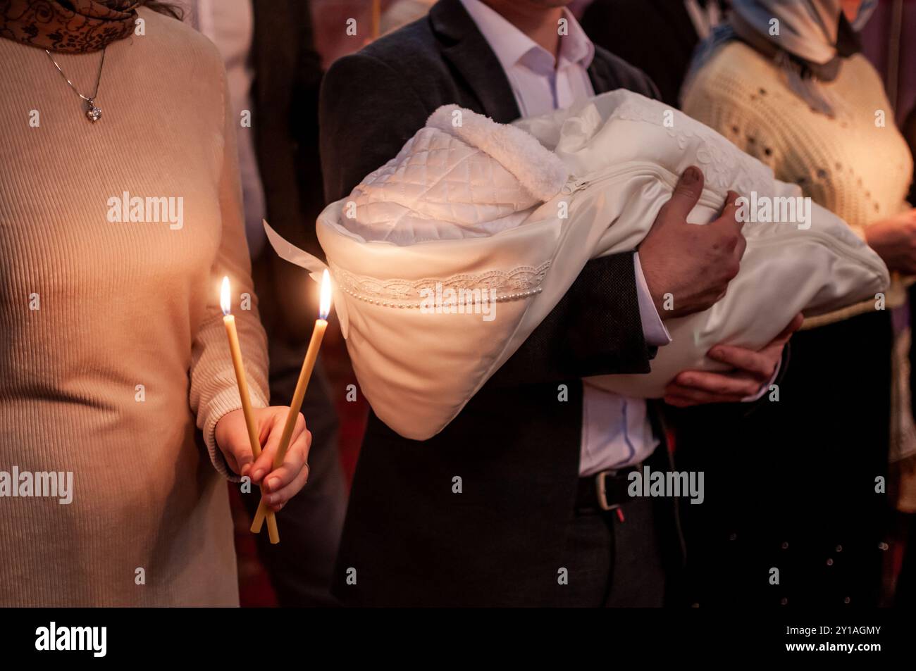 Fröhliche Feier eines neuen Lebens: Ein zärtlicher Moment bei einer Babyzeremonie. Stockfoto
