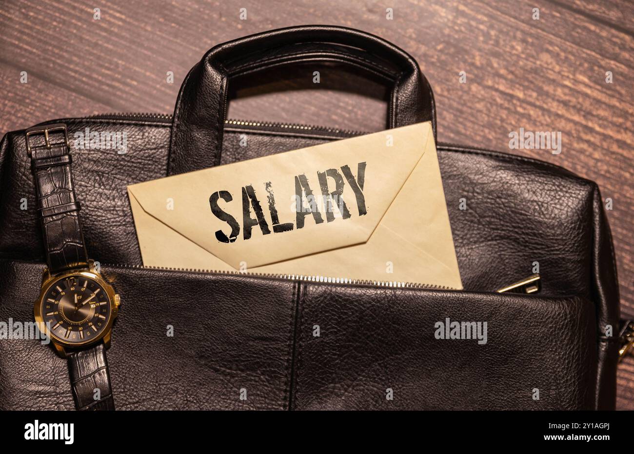Das Inschriftgehalt. Erhöhung des Gehalts, der Lohnsätze. Beförderung, Karriereentwicklung. Den Lebensstandard erhöhen. Steigerung der Gewinne und des Familienbudgets. Stockfoto