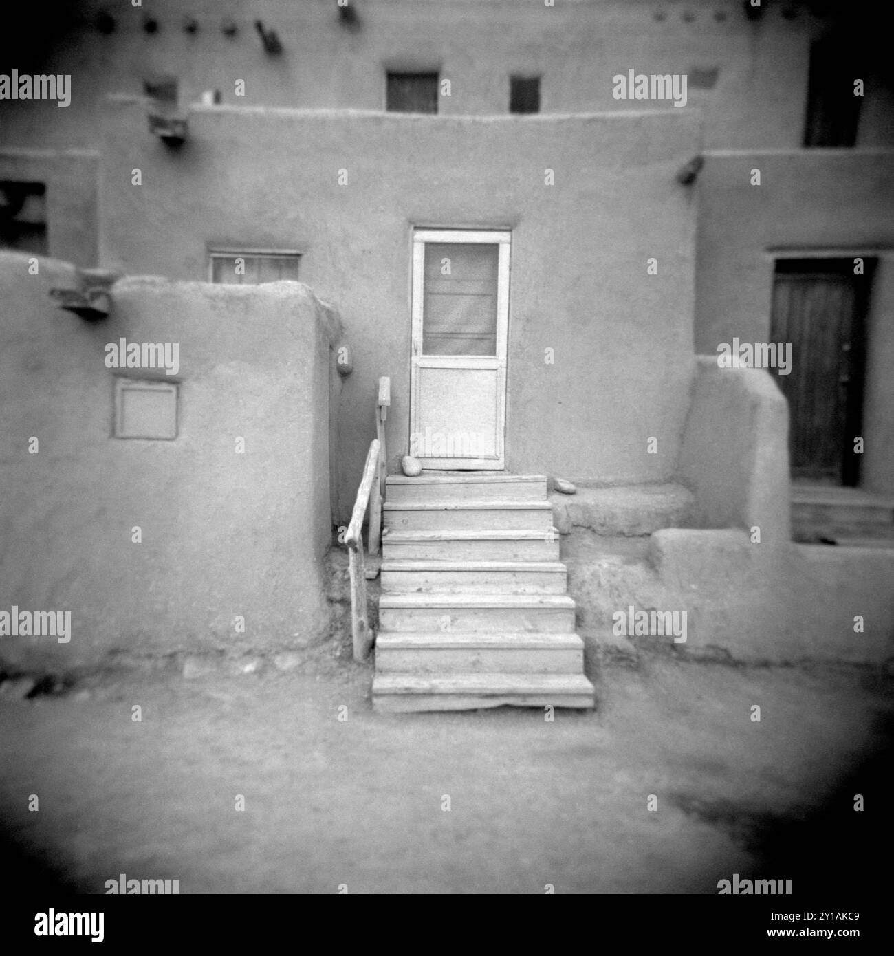 PL21003-00..... NEW MEXICO - Door and Steps North House, Taos Pueblo Tribal Land. Holga Camers mit Ilford FP4 Plus Film. Stockfoto