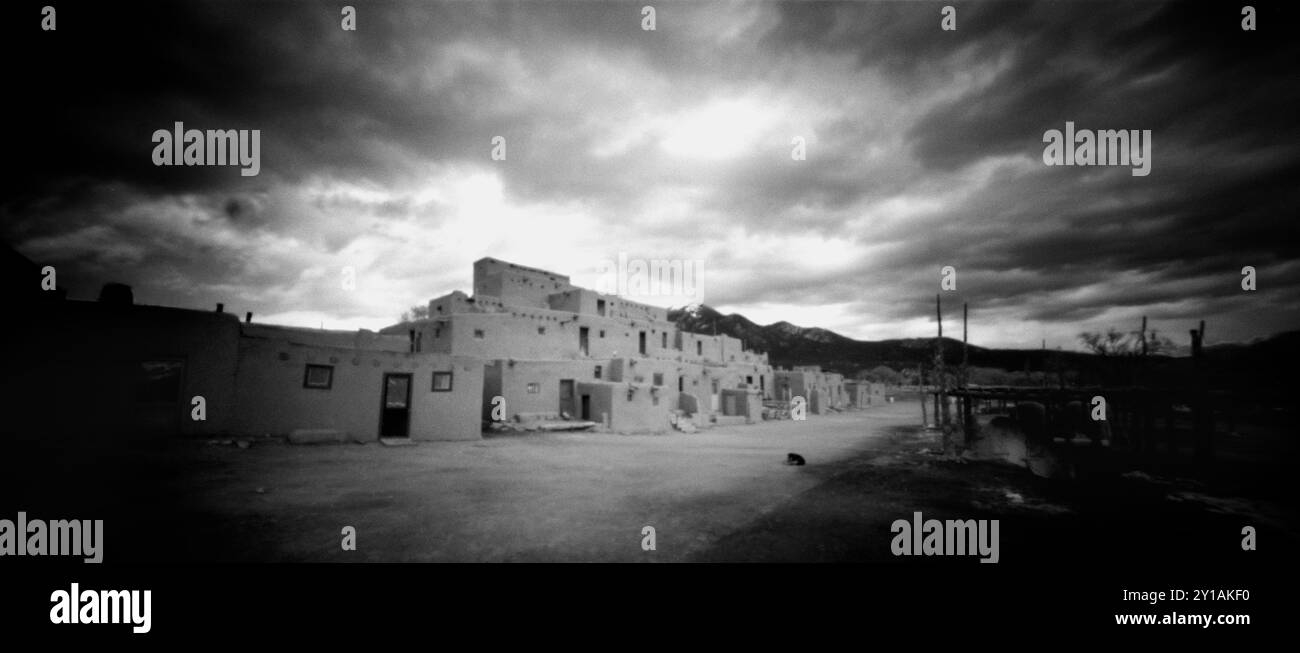 PL21116-00...NEW MEXICO - North House, Taos Pueblo Tribal Land. Holga Pinhole Kamera mit Ilford HP5 Plus Film. Stockfoto