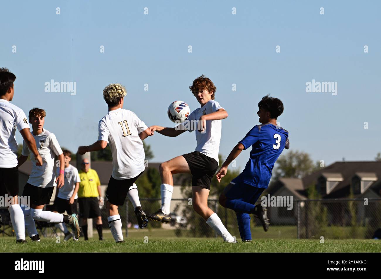 Illinois, USA. Der Mittelfeldspieler spielt einen Ball vom Körper ab, während er im Schritt ist, um ihn zu kontrollieren, bevor er einen Pass imitiert. Stockfoto