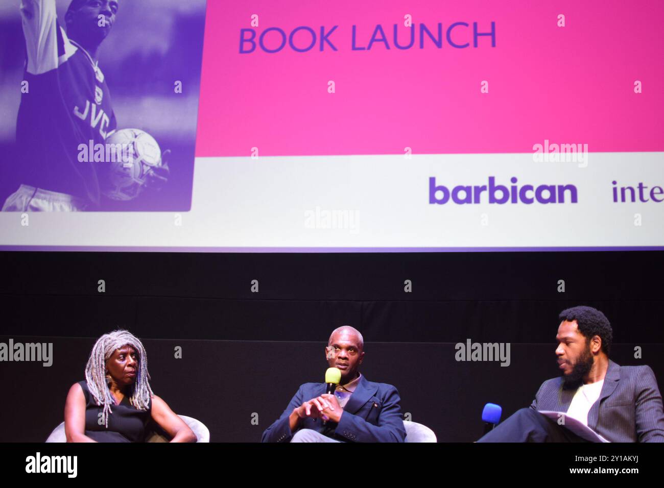 London, Großbritannien. September 2024. The Barbican moderierte die Veröffentlichung des Buches von Clive Chijioke Nwonka und Matthew Harle über Arsenal und Black Identity mit einigen ganz besonderen Gästen, darunter der ehemalige Mittelfeldspieler Paul Davis. Black Arsenal ist die erste engagierte Auseinandersetzung mit der Beziehung des Clubs zur zeitgenössischen Identität und Kultur der Schwarzen. Die Affinität des Vereins zur schwarzen Identität ist über den Fußball hinaus und verbreitet sich über die Kulturen hinweg: In den Medien, in der Musik, in der Mode, in der Politik und in den gesellschaftlichen Alltagserlebnissen. Entdecken Sie eine Reihe atemberaubender Fotografien und seltener Archivbilder. Gutschrift: Stockfoto