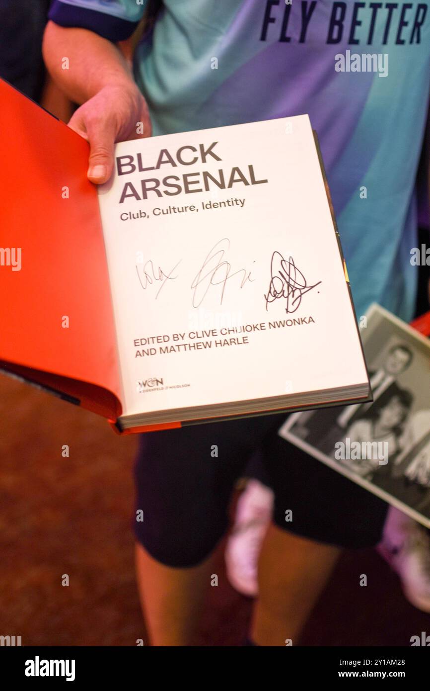 London, Großbritannien. September 2024. The Barbican moderierte die Veröffentlichung des Buches von Clive Chijioke Nwonka und Matthew Harle über Arsenal und Black Identity mit einigen ganz besonderen Gästen, darunter der ehemalige Mittelfeldspieler Paul Davis. Black Arsenal ist die erste engagierte Auseinandersetzung mit der Beziehung des Clubs zur zeitgenössischen Identität und Kultur der Schwarzen. Die Affinität des Vereins zur schwarzen Identität ist über den Fußball hinaus und verbreitet sich über die Kulturen hinweg: In den Medien, in der Musik, in der Mode, in der Politik und in den gesellschaftlichen Alltagserlebnissen. Entdecken Sie eine Reihe atemberaubender Fotografien und seltener Archivbilder. Gutschrift: Stockfoto