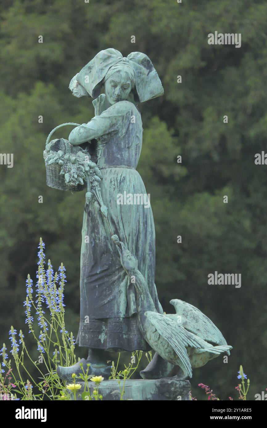 Skulptur Gaenseliesel von Albert Schultz 1900, Frauenfigur mit Korb, Gänsefigur und Blumenbeet, Essen, Füttern, Parc de l'Orangerie, Orangerie P Stockfoto