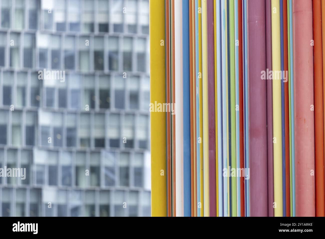 Le Moretti Tubes, Lüftungsturm, entworfen vom Künstler Raymond Moretti, La Defence, größter Büroblock Europas, Paris, Ile-de-France, Franc Stockfoto
