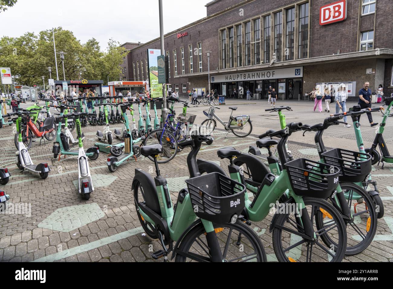 Ausgewiesene Gemeinschaftsstationen, Parkplatz für E-Scooter, Leihfahrräder, E-Scooter, vor dem Hauptbahnhof in Düsseldorf, Nordrhein- Stockfoto