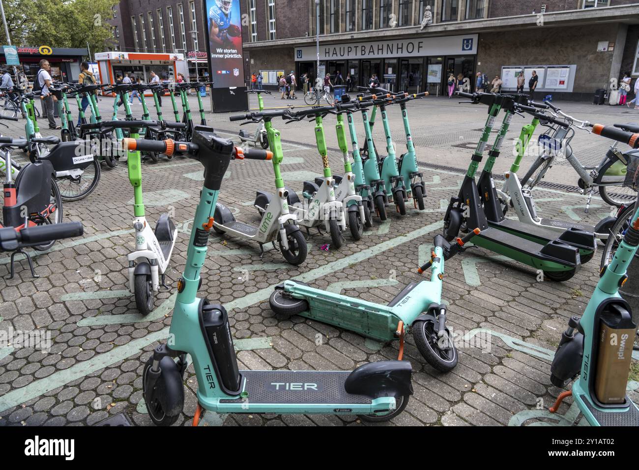 Ausgewiesene Gemeinschaftsstationen, Parkplatz für E-Scooter, Leihfahrräder, E-Scooter, vor dem Hauptbahnhof in Düsseldorf, Nordrhein- Stockfoto