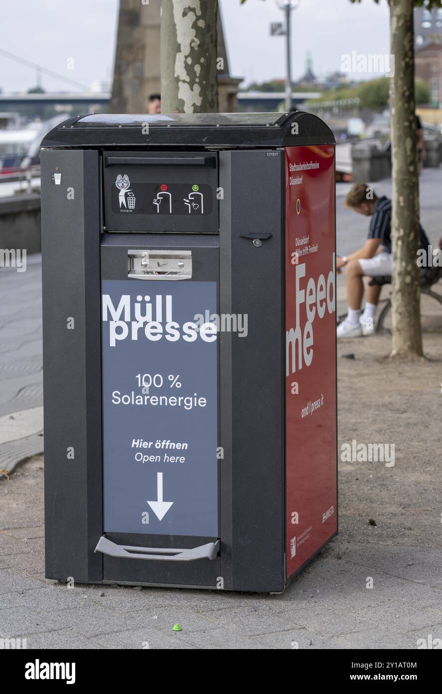 Müllverdichter, Mülltonne im öffentlichen Raum, hier am Ufer der Düsseldorfer Altstadt, wird der eingeworfene Müll verdichtet und kann daher ho Stockfoto