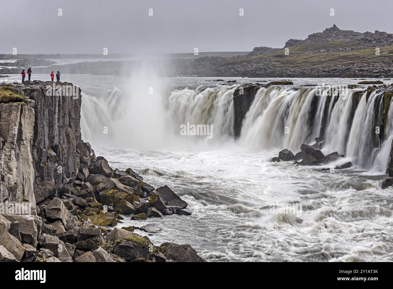 Menschen, die vor einem Wasserfall an einem Fluss stehen, Wasserfälle, Sprühnebel, Stromschnellen, Sommer, Nebel, Selfoss, Nordisland, Island, Europa Stockfoto