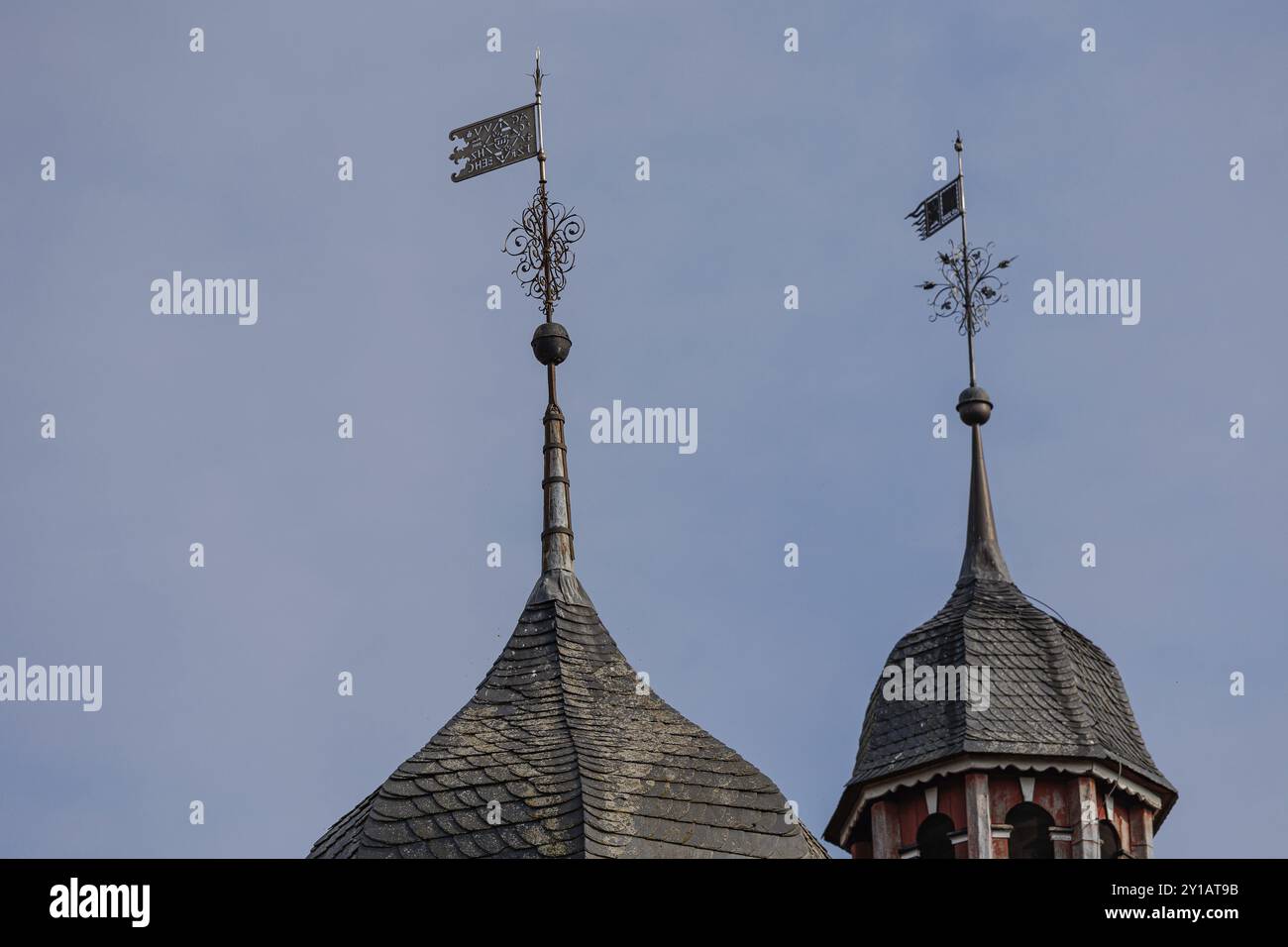 Historische Türme mit kunstvollen Wetterfahnen und Schieferdächern unter klarem blauem Himmel, Raesfeld, Münsterland, Deutschland, Europa Stockfoto