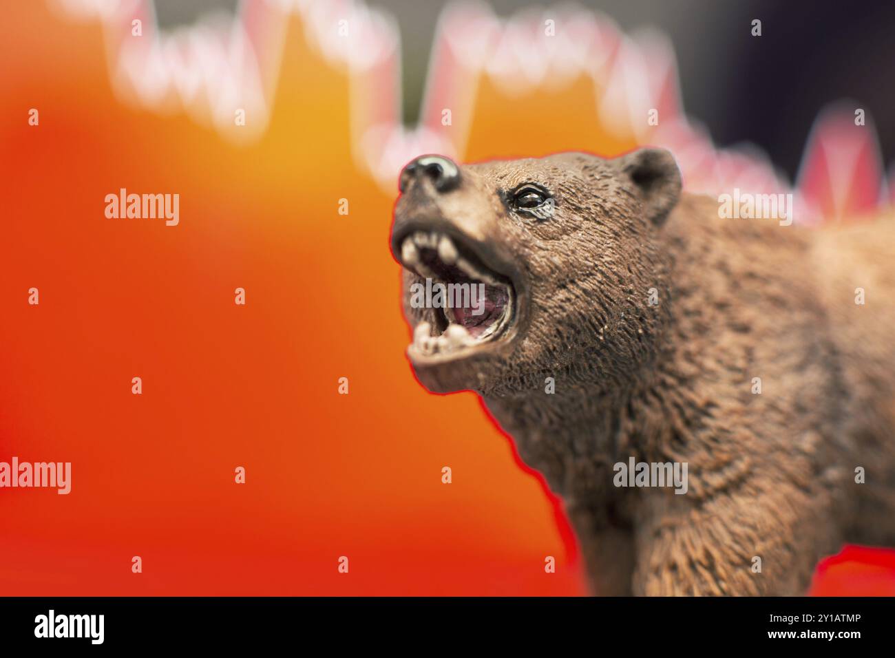 Stock Crash mit rotem Diagramm im Hintergrund und Bär vorne. Bärenmarkttrend-Konzept Stockfoto
