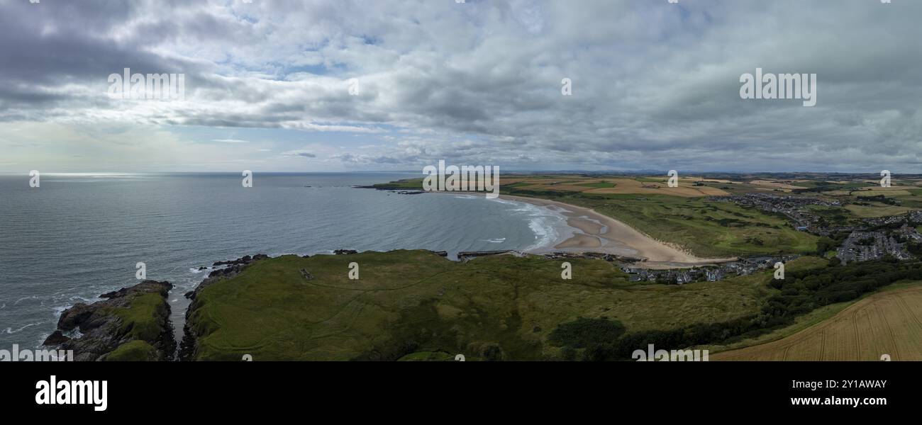 Sandstrand und Surf, Drohnenaufnahme, Cruden Bay Beach, Peterhead, Aberdeenshire, Schottland, Großbritannien Stockfoto