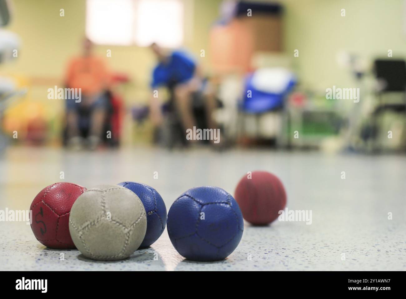 Deaktiviert Boccia Spieler Training auf einen Rollstuhl. In der Nähe von kleinen Kugeln Stockfoto