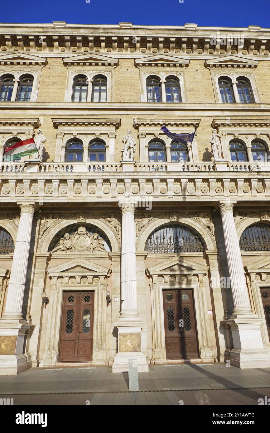 Hauptgebäude der Corvinus-Universität in Budapest am Ufer der Donau Stockfoto