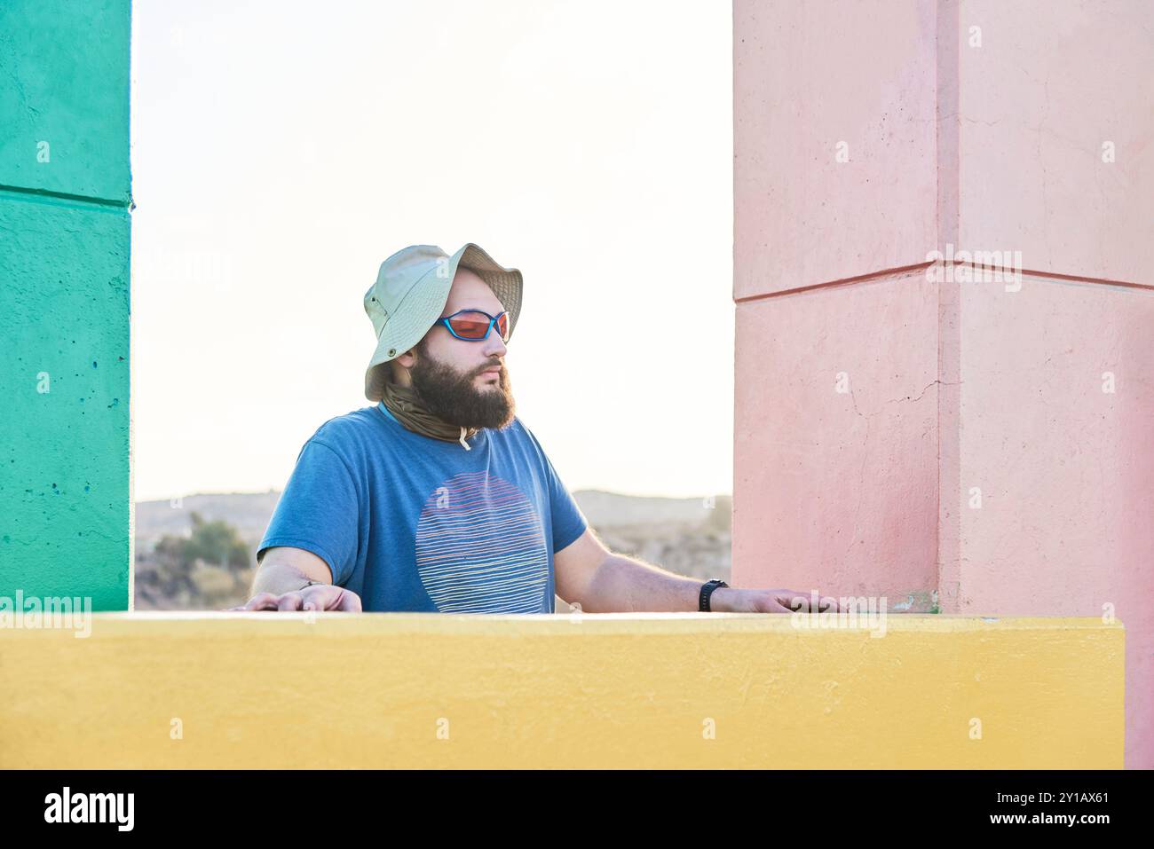 Porträt eines jungen bärtigen Mannes, mit Sonnenhut und Sonnenbrille, mit geschlossenen Augen, die ein Gefühl von Ruhe und innerem Frieden ausstrahlen. Stockfoto