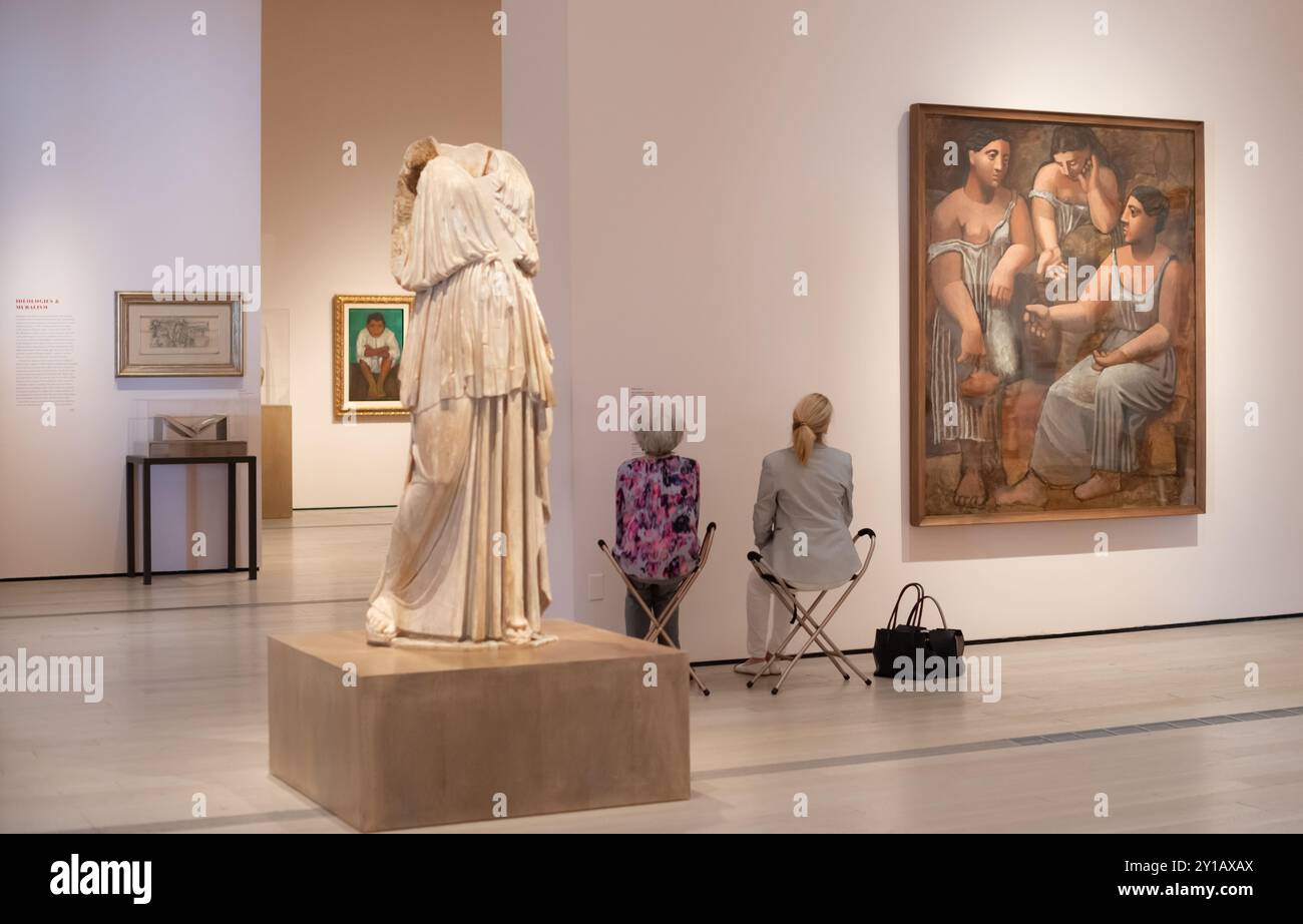 Los Angeles, Kalifornien, USA - 28. April 2017: Frauen sitzen in einer Kunstgalerie im Los Angeles County Museum of Art Stockfoto