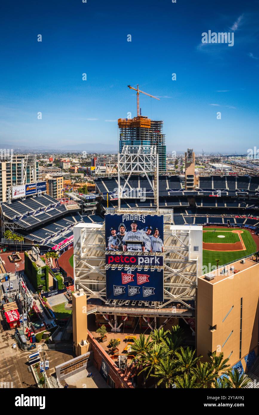 San Diego, Kalifornien, USA - 26. April 2017: Vertikale Außenansicht mit Blick auf den Petco Park. Stockfoto