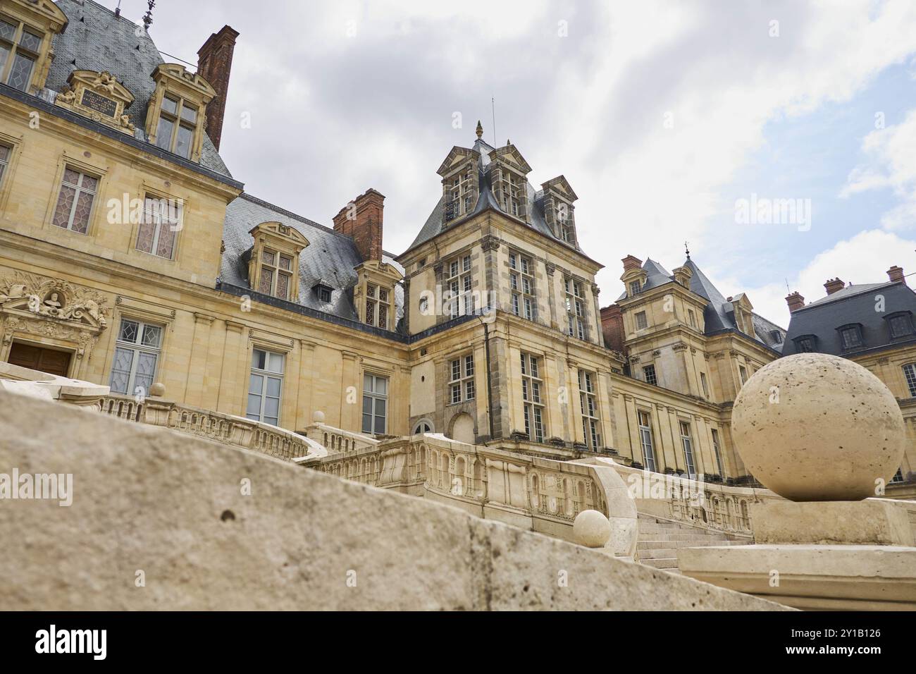 Schloss Fontainebleau, Fontainebleau, Schlossfassade und restaurierte Hufeisentreppe von Fontainebleau, Schloss Royal de Fontainebleau in der Nähe von Paris, gesehen Stockfoto