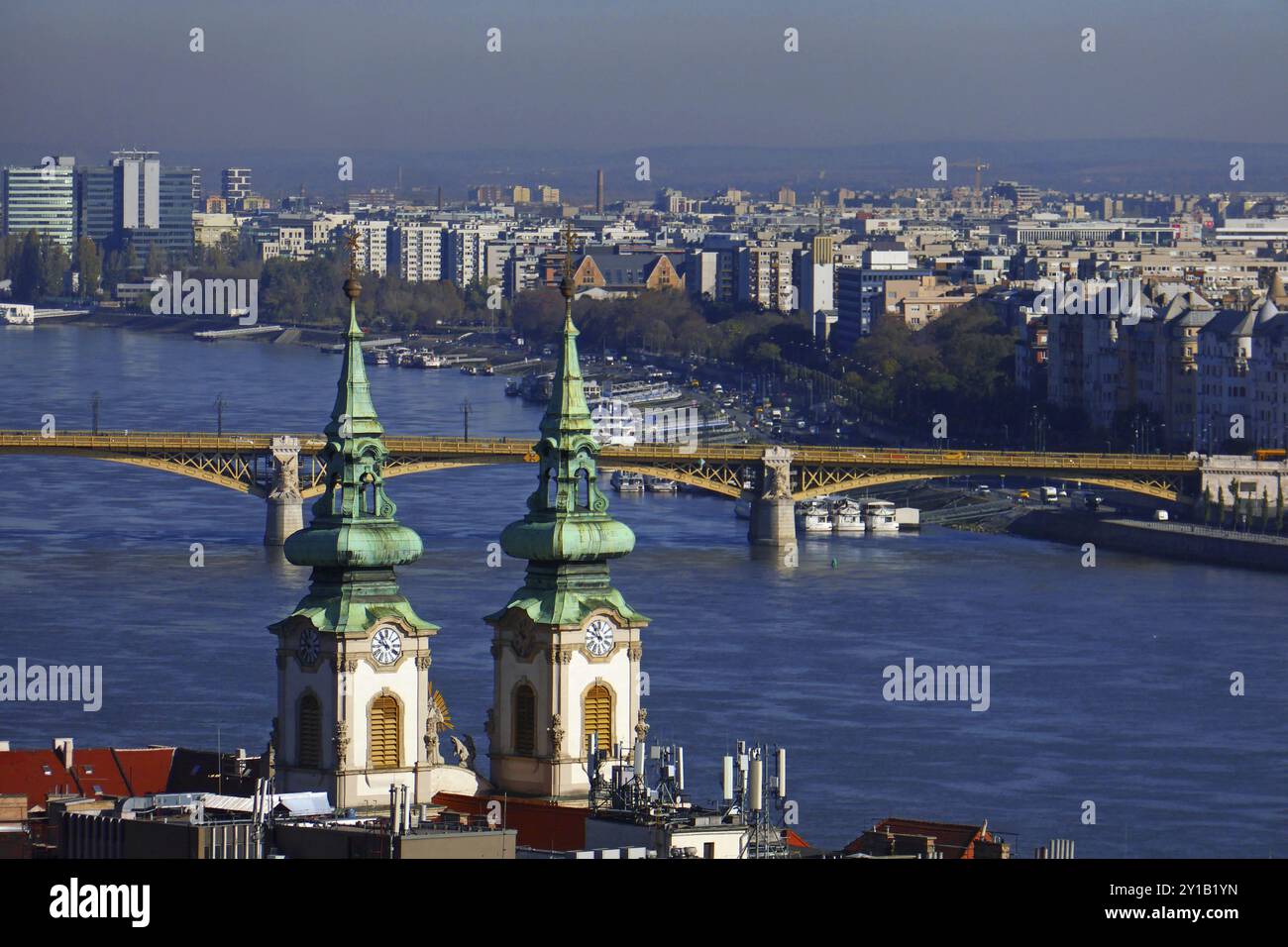 Annenkirche in Budapest mit Margaretenbrücke Stockfoto