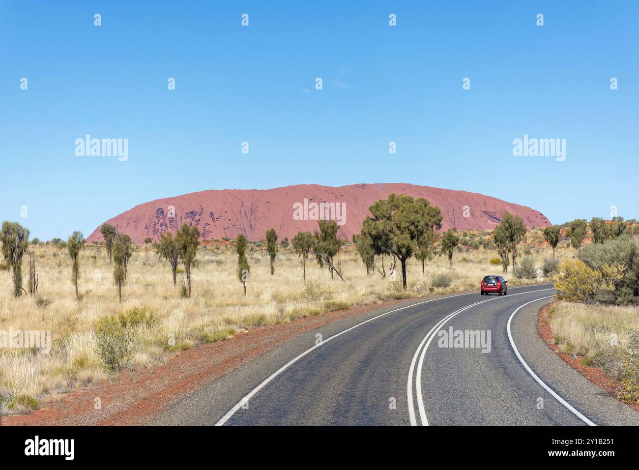 Blick von der Zufahrtsstraße, Uluru (Ayers Rock), Uluṟu-Kata Tjuṯa Nationalpark, Northern Territory, Australien Stockfoto