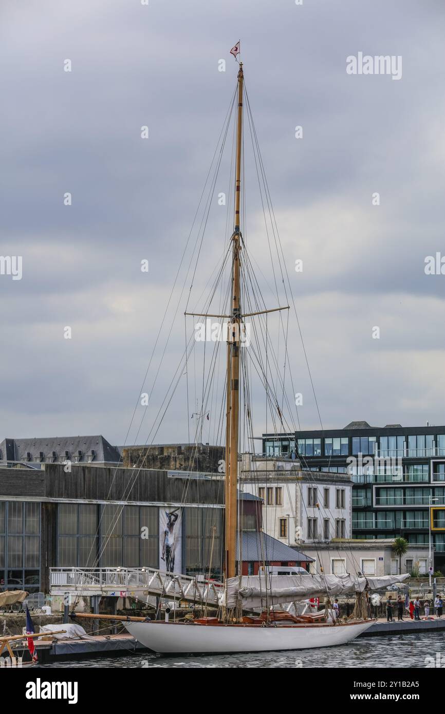 Klassische Segelyacht im Hafen Port de Commerce Brest, Departement Finistere Penn-AR-Bed, Region Bretagne Breizh. Frankreich Stockfoto