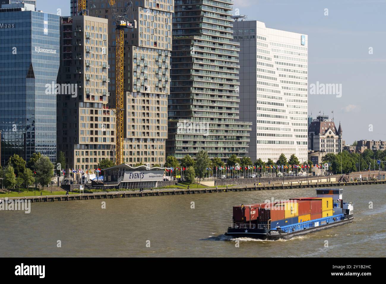 Schwere Frachtschiffe vor der Stadt Rotterdam in den Niederlanden Stockfoto