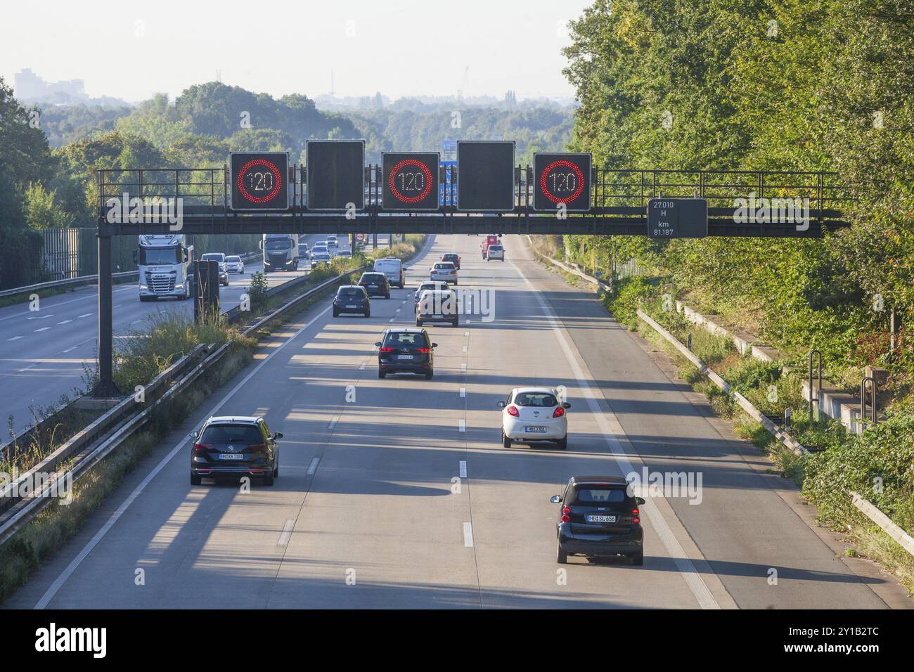 Autobahn und elektronisches Warnschild mit Geschwindigkeitsbegrenzung, Bremen, Deutschland, Europa Stockfoto