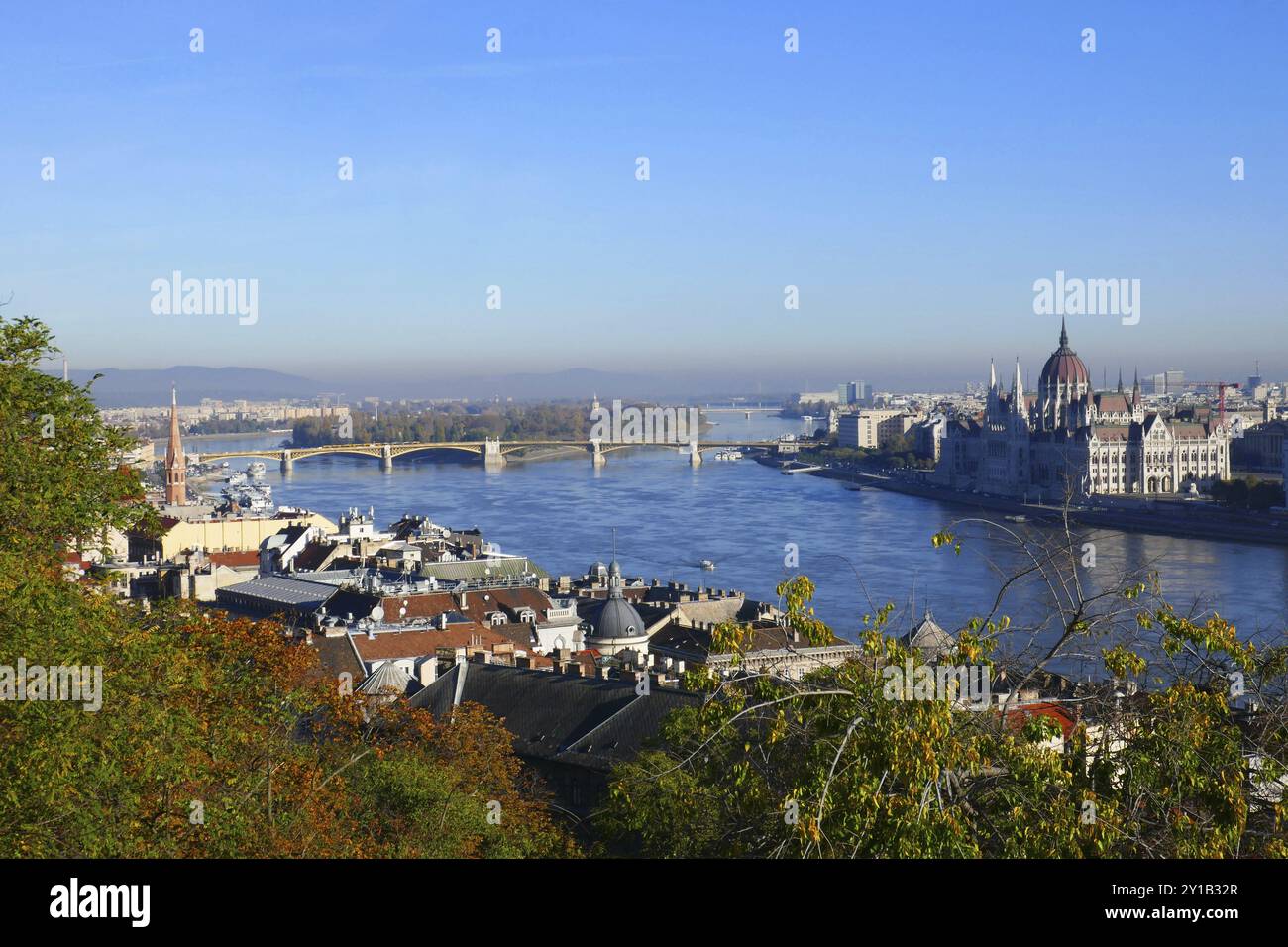 Parlamentsgebäude von Budapest an der Donau Stockfoto