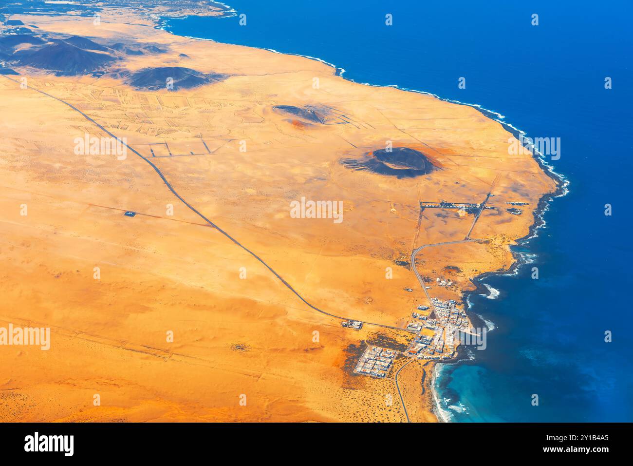 Montana Cavera alter Vulkan hinter Caleta de Famara im Nordwesten von Lanzarote. Aus der Vogelperspektive zeigt die atemberaubende Landschaft von Lanzarote, Insel in ca. Stockfoto