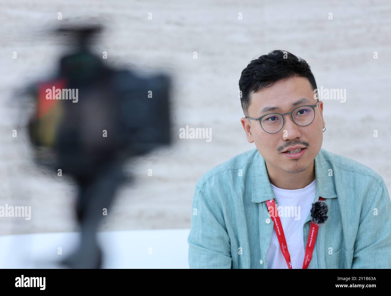 Venedig. September 2024. Guan Tian, Regisseur des chinesischen Kurzfilms "du Yao Mao" (die Giftkatze), spricht in einem Interview mit Xinhua während des 81. Filmfestivals in Venedig, Italien, August 30. 2024. ZU "Universal Themes of Chinese Culture in Movies bring in global publikum: Film Professionals" Credit: Li Jing/Xinhua/Alamy Live News Stockfoto