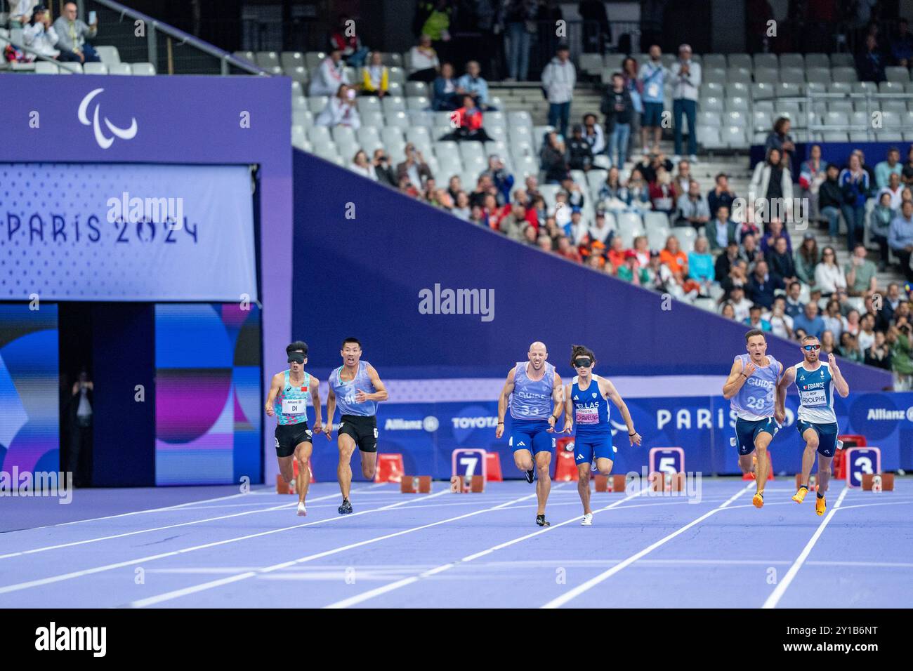 Paris, Frankreich. September 2024. Athleten und ihre Guides treten beim 100 m langen T11-Finale von Para Athletics bei den Paralympischen Spielen 2024 in Paris, Frankreich, am 5. September 2024 an. Quelle: Huang Wei/Xinhua/Alamy Live News Stockfoto